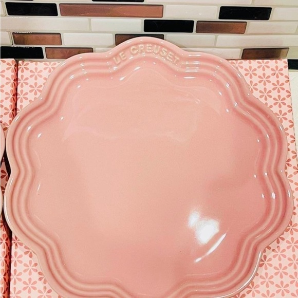 Le Creuset Frill Plates Set of 2 - Picture 4 of 5